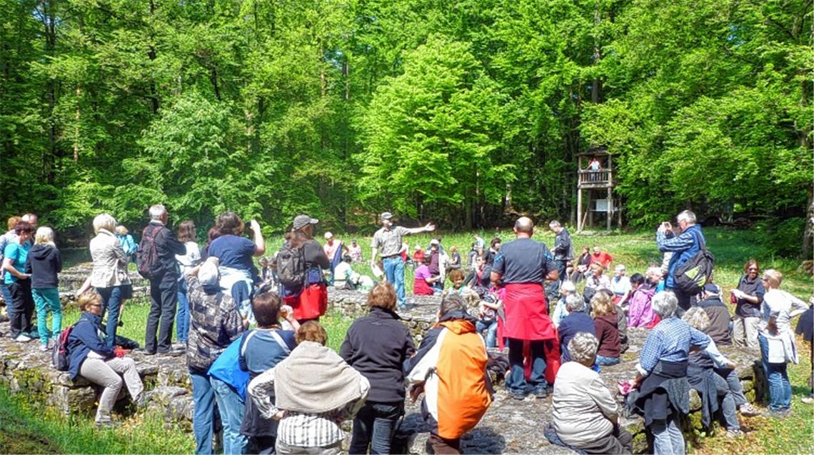 Wanderführer Günther Weinert (Mitte) kennt die Geschichten und Sagen der Region. Foto: privat