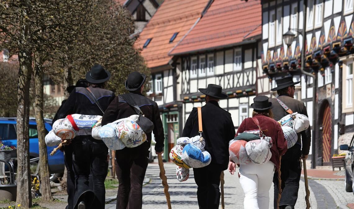 Wandergesellen sind im Harz unterwegs.