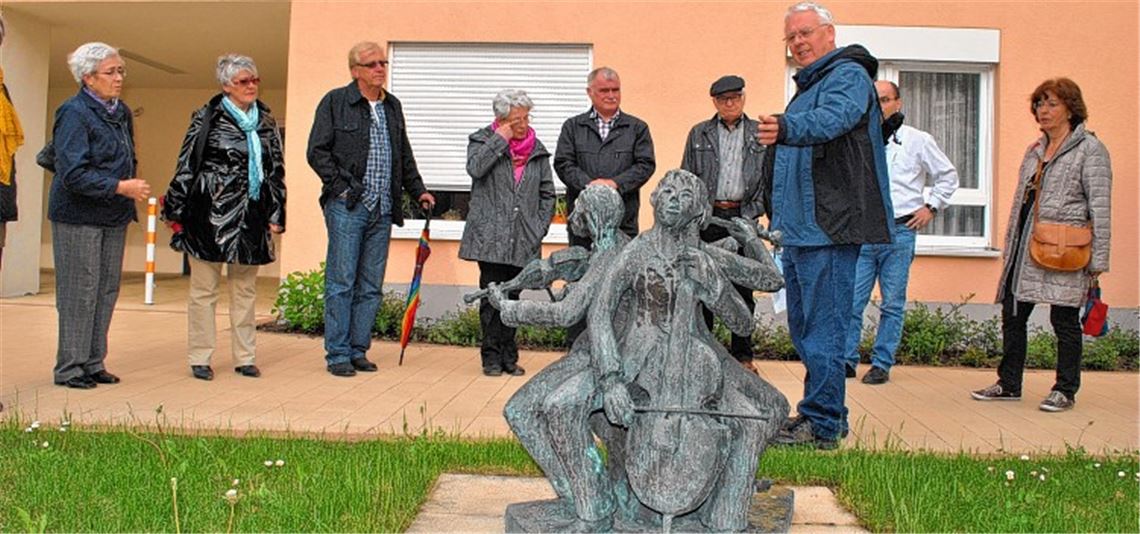 Wandern mit Kultur: Wolfgang Hager (blau-schwarze Jacke) führt die Teilnehmer zu den Kunstobjekten von Wilhelm Hager. Fotos: Stahlfeld