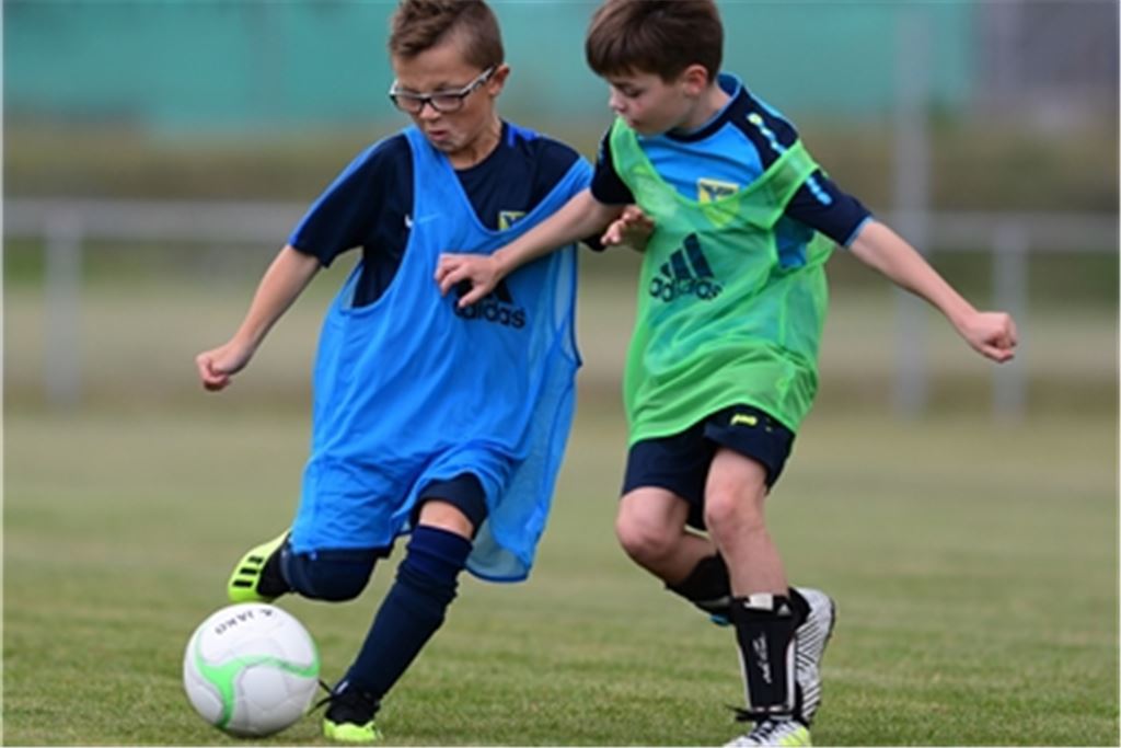 Wann Kinder wieder kicken dürfen, ist unklar. Doch wenn es Lockerungen gibt, dann wird das Fußballspiel im Sinne des Infektionsschutzes vermutlich zunächst kontaktfrei ablaufen. Archivfoto: Schüller