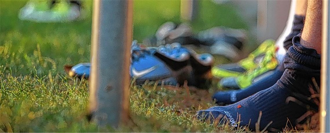 Wann die Amateurfußballer wieder ihre Schuhe schnüren dürfen, ist noch nicht klar. Die drei Landesverbände wollen die Vereine über den Fortgang der Runde entscheiden lassen.Archivfoto: Huber