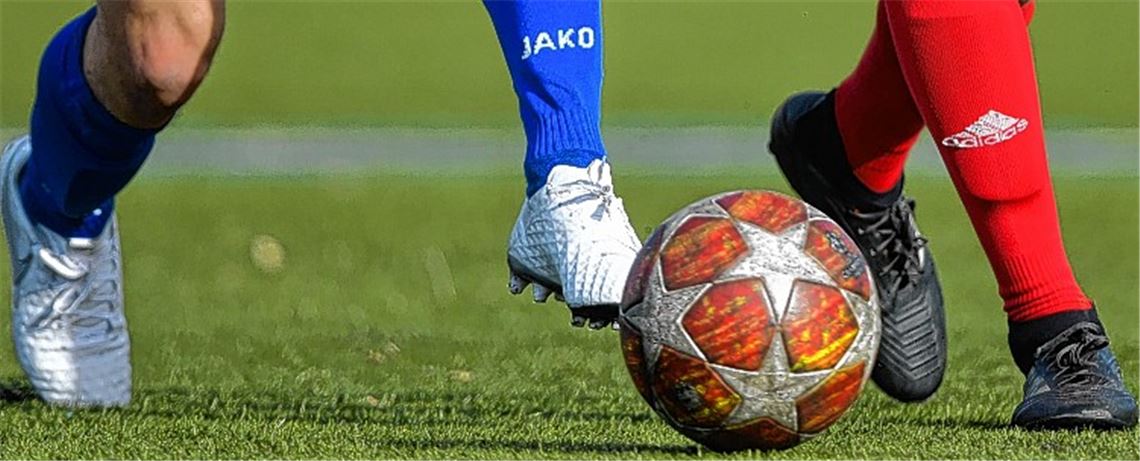 Wann die aktiven Fußballer in der Region wieder in Punktspielen gegeneinander antreten können, steht in den Sternen.Archivfoto: Schüller
