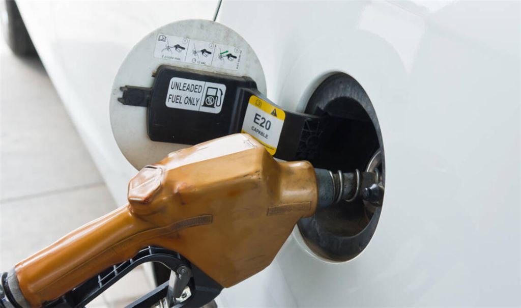 Wann kommt E20-Benzin? Erfahren Sie alles über den neuen Kraftstoff, seine Vorteile, Herausforderungen und den geplanten Start in Deutschland.