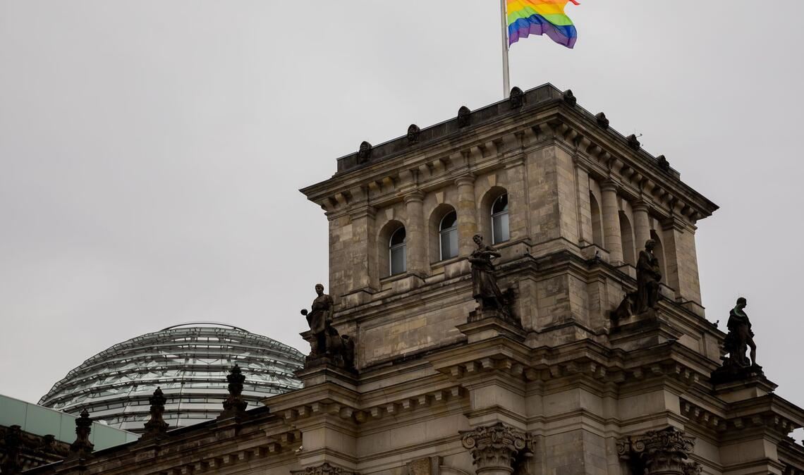 Wann weht die Regenbogenflagge über dem Bundestag? An dieser Frage entzündete sich 2025 ein politischer Streit. (Symbolbild)