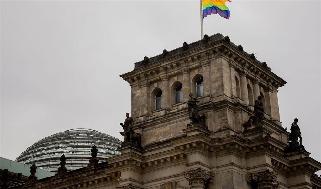 Wann weht die Regenbogenflagge über dem Bundestag? An dieser Frage entzündete sich 2025 ein politischer Streit. (Symbolbild)