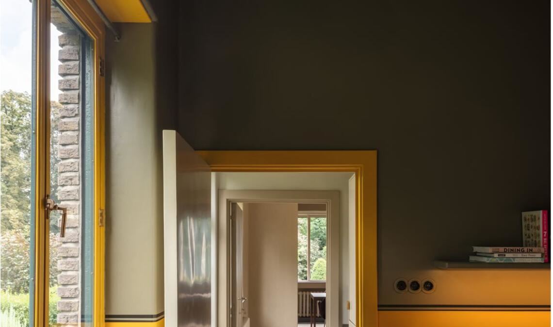 Warme Farbgebung in der Küche in „La Nouvelle Maison“.