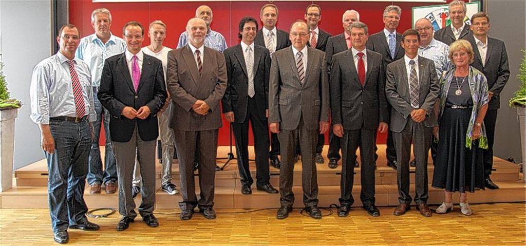 Warme Worte: Die geladenen Gäste, darunter Oberbürgermeister Frank Schneider (li.), gratulieren der Lomersheimer Bekenntnisschule im Rahmen zahlreicher Grußworte. Foto: Wallinger