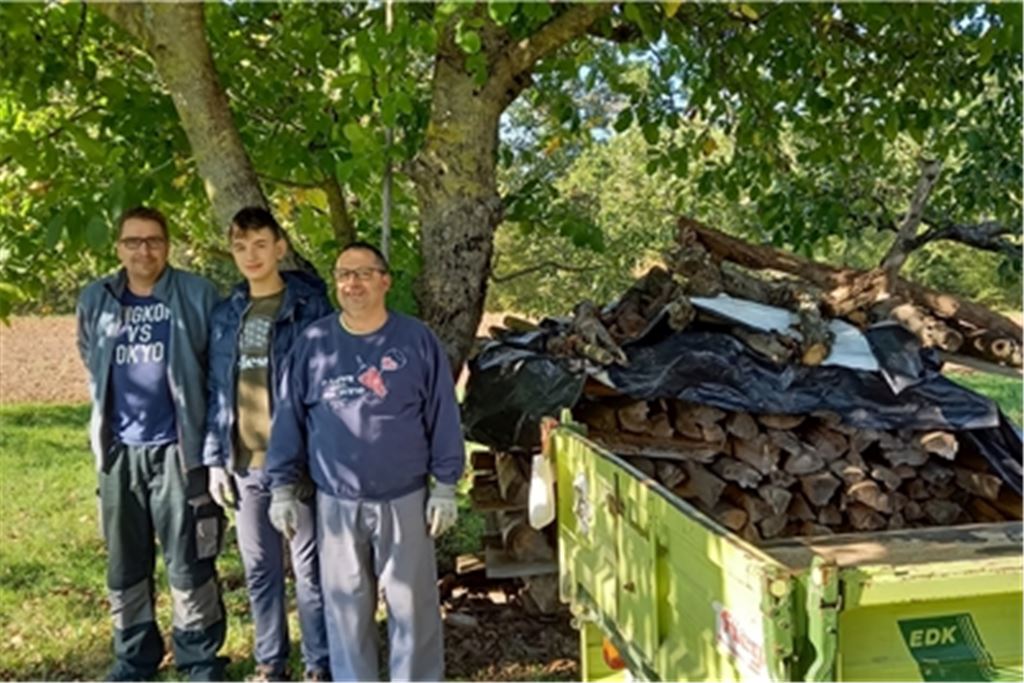 Warmherzig: Der Maulbronner Martin Barth schenkt den bestohlenen Schützingern Luca und Antonio Mangiavillano (v.li.) Holz, damit es im Winter warm werden kann. Foto: privat