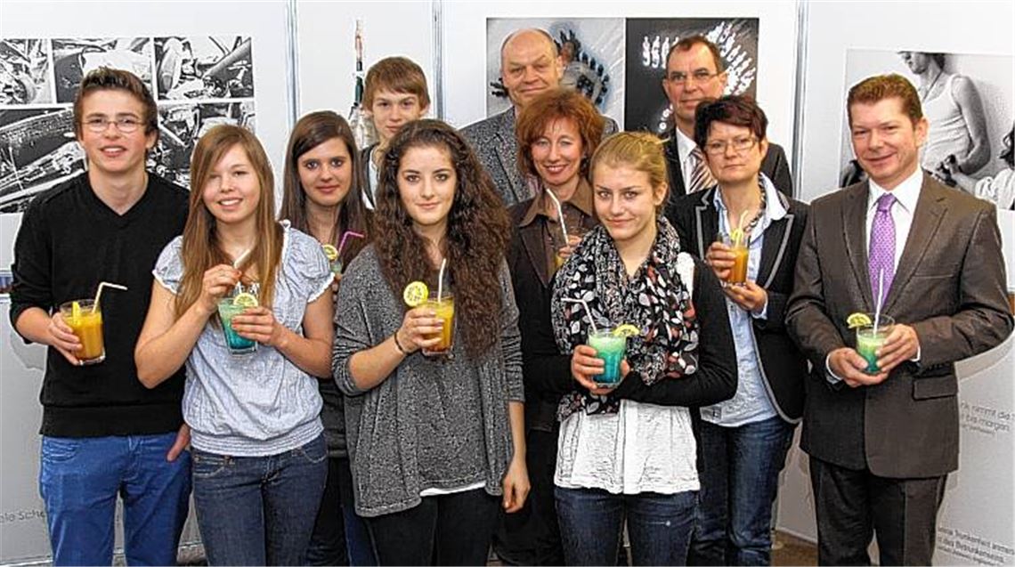 Warnen vor den häufig unterschätzten Gefahren des Alkoholmissbrauchs: die Schülermultiplikatoren mit Fruchtcocktails ohne Promille sowie der Chef der DAK Enzkreis, Frank Geissler (v.re.), Suchtpräventionslehrerin Gabriele Hofmann, OB Frank Schneider, die kommunale Suchtbeauftragte Martina Usländer und Schulleiter Thomas Mühlbayer. 