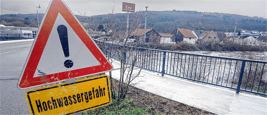 Warnschilder weisen in Mühlacker auf den steigenden Enzpegel hin. 