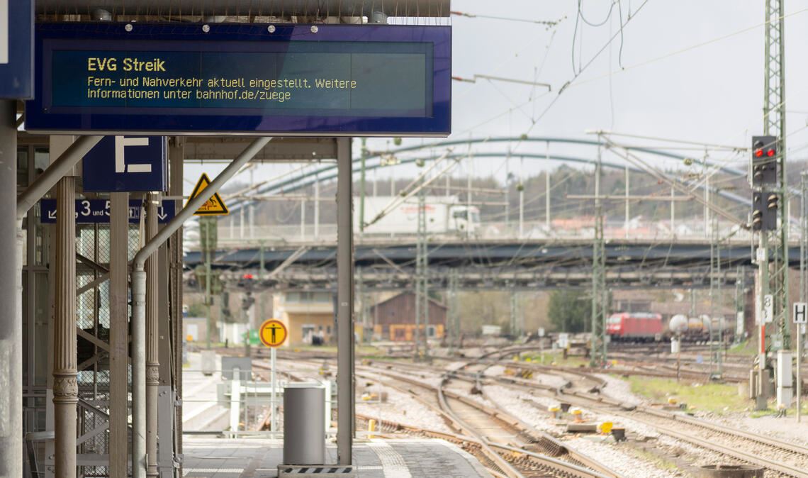 Warnstreik-Impression in Mühlacker: Am Bahnhof geht (fast) gar nichts. Der Fernverkehr entfällt komplett, im Regionalverkehr gibt es erhebliche Einschränkungen. Foto: Fotomoment