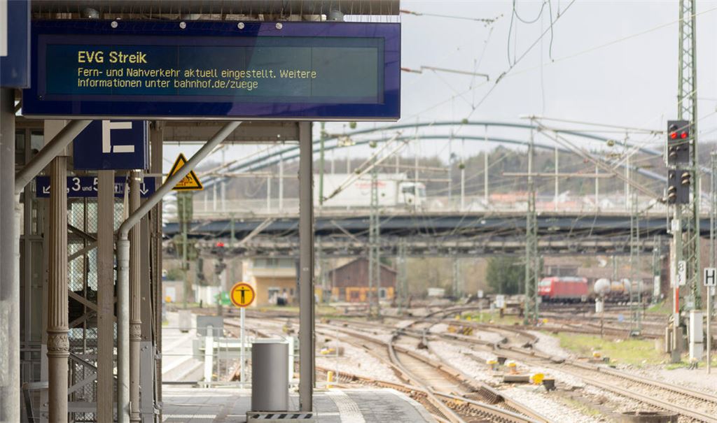 Warnstreik-Impression in Mühlacker: Am Bahnhof geht (fast) gar nichts. Der Fernverkehr entfällt komplett, im Regionalverkehr gibt es erhebliche Einschränkungen. Foto: Fotomoment