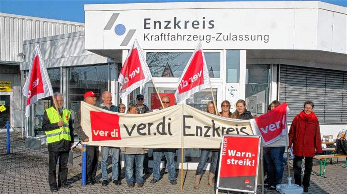 Warnstreik bei der Kfz-Zulassungsstelle in Mühlacker. Links im Bild: Holger Egger, Vertrauensmann und Personalratsvorsitzender im Landratsamt, rechts: Gewerkschaftssekretärin Amely Poll. 