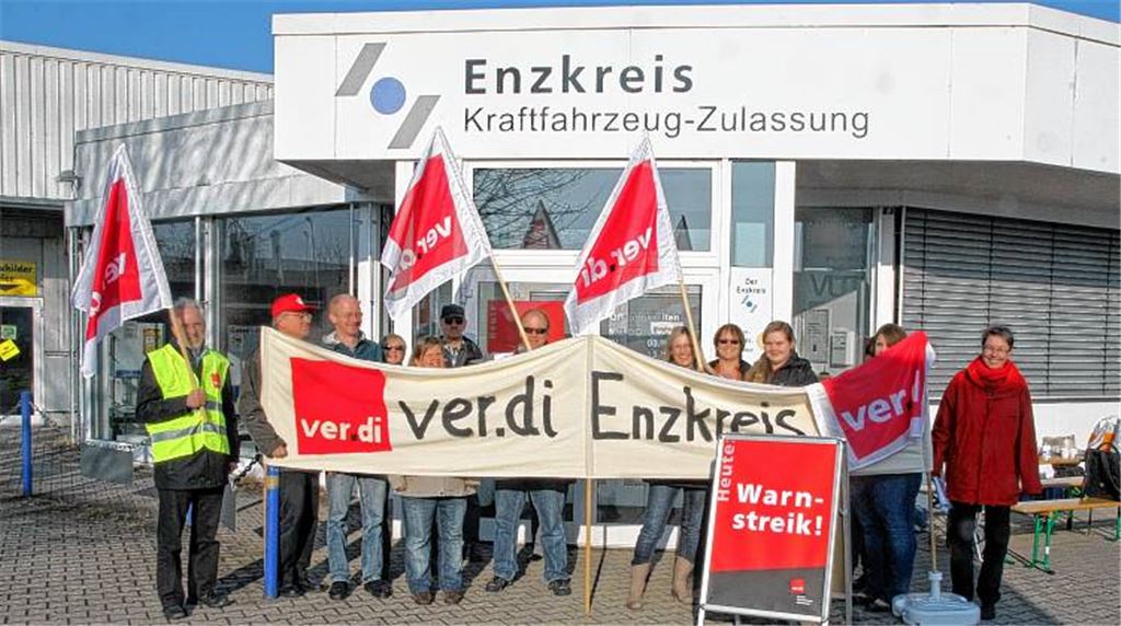 Warnstreik bei der Kfz-Zulassungsstelle in Mühlacker. Links im Bild: Holger Egger, Vertrauensmann und Personalratsvorsitzender im Landratsamt, rechts: Gewerkschaftssekretärin Amely Poll. 