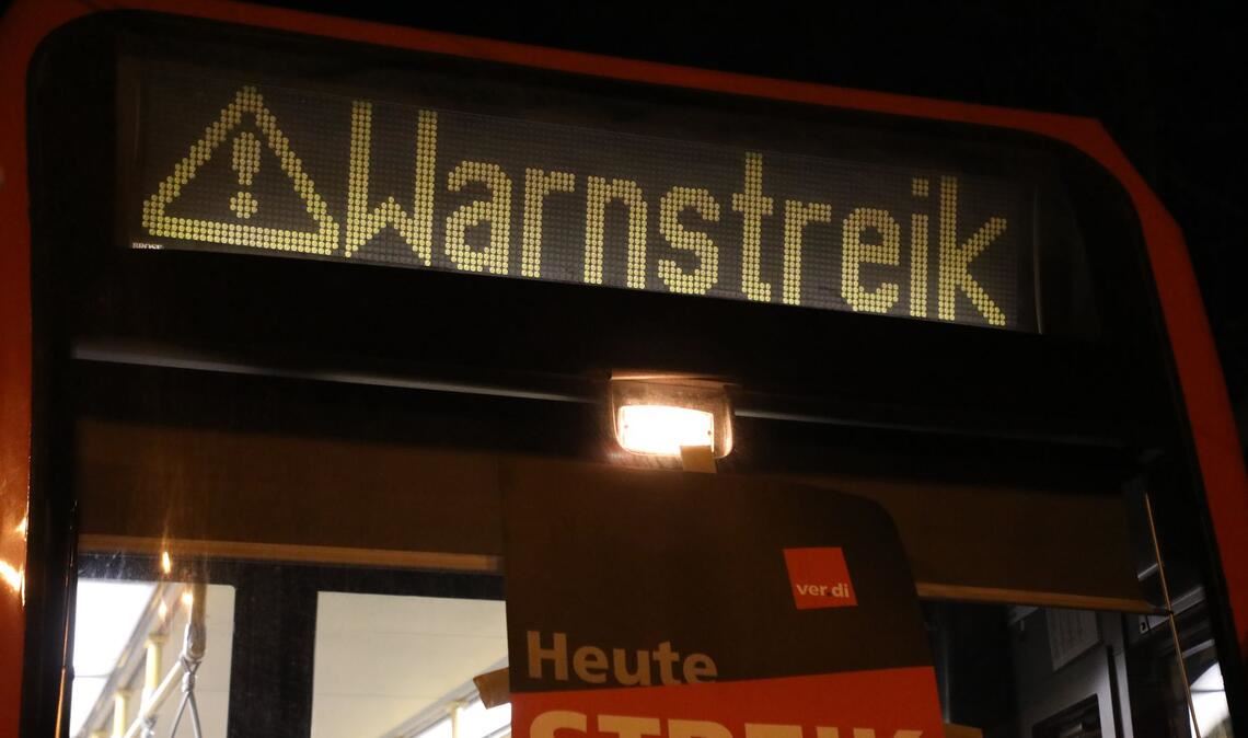 "Warnstreik" steht auf der Anzeige einer Stadtbahn in Köln.