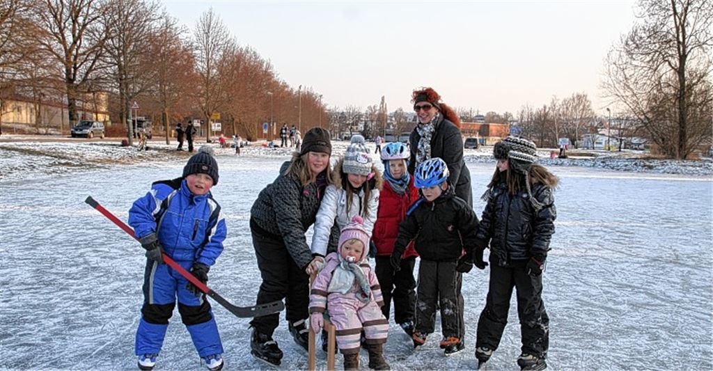 Warten auf den Dauerfrost: In Ötisheim stehen die Schlittschuhläufer – im Bild eine Szene aus dem letzten Winter – schon in den Startlöchern. Doch es braucht noch etwas Geduld.Archivfoto: Franz