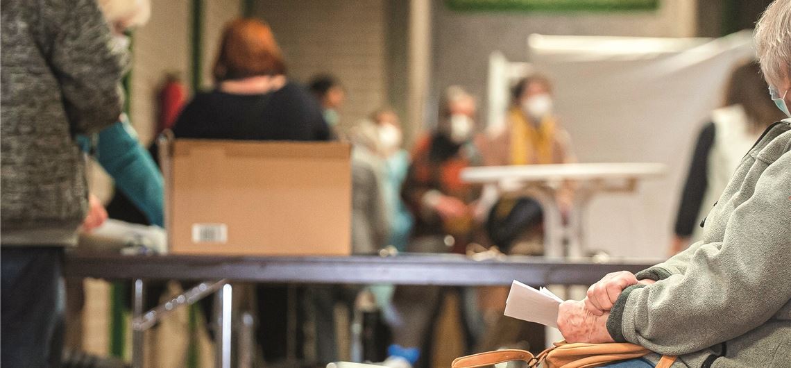 Warten auf die Auffrischungsimpfung: Im Impfstützpunkt in der Enztalsporthalle sind am Freitag Bürger aus Mühlacker mit dem gefragten Vakzin versorgt worden.Fotos: Fotomoment