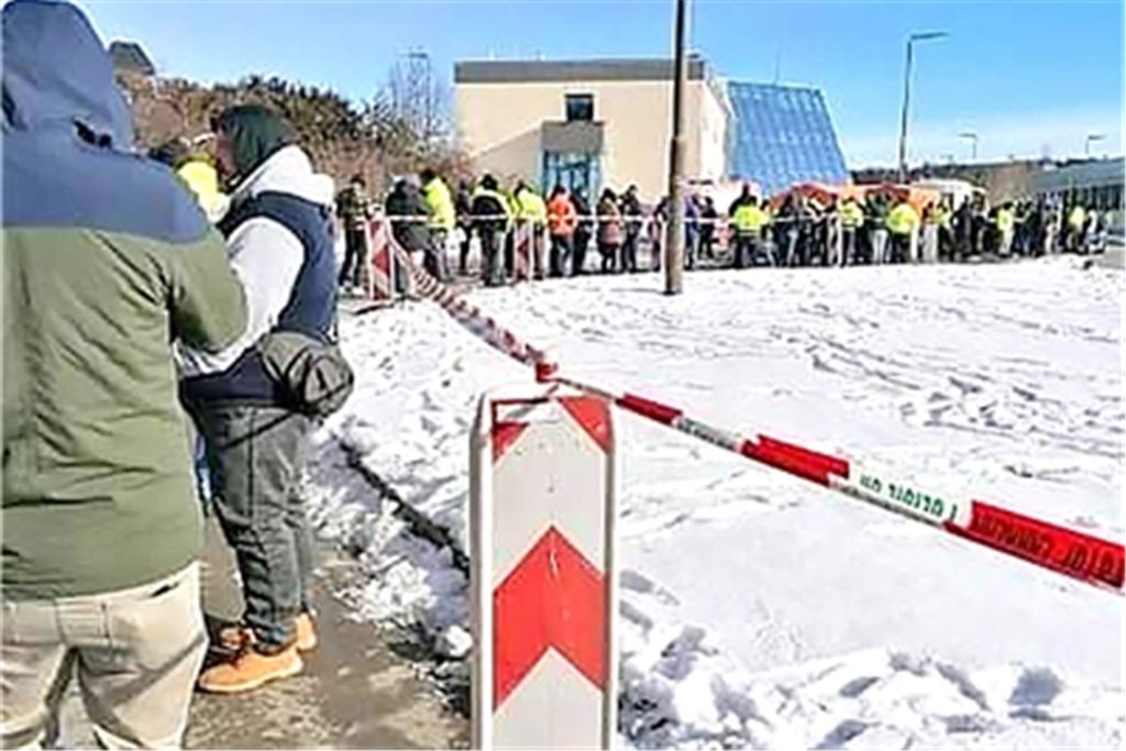 Warteschlange an der tschechisch-deutschen Grenze. Bei einem großen Teil der Stehenden handle es sich, wie Michael Craiss erläutert, um Lkw-Fahrer, die auf ihren Corona-Test warten. Foto: Craiss