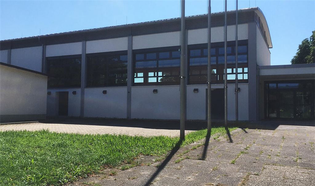 Wartet auf die restlichen Sanierungsarbeiten: die Enztalhalle in Mühlhausen. Fotos: Schreiber