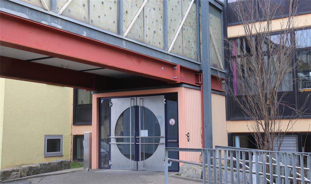 Wartet auf eine grundlegende Modernisierung: die Mörike-Realschule. Foto: Deeg