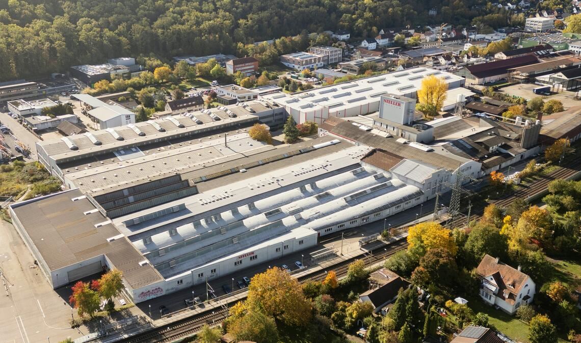 Wartet auf einen Neuanfang: das etwa sechs Hektar große Steuler-Gelände an der Mühlacker Industriestraße mit seinen verwaisten Produktions- und Lagerhallen. Foto: Fotomoment