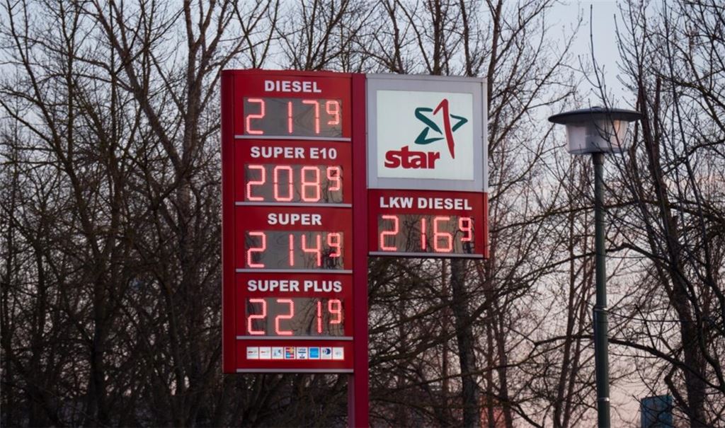 Warum Diesel aktuell teurer als Benzin ist, liegt an geopolitischen Spannungen, Heizöl-Nachfrage und CO2-Bepreisung. Erfahren Sie die Hintergründe.