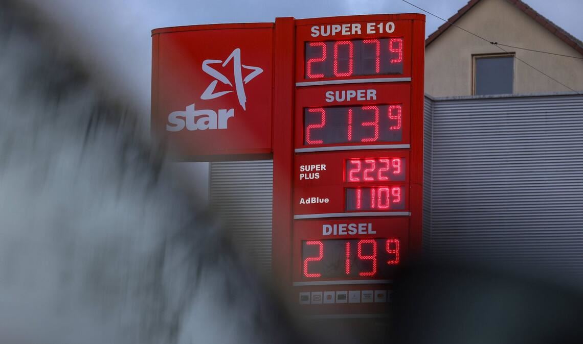 Warum Diesel aktuell teurer als Benzin ist, liegt an geopolitischen Spannungen, Heizöl-Nachfrage und CO2-Bepreisung. Erfahren Sie die Hintergründe.