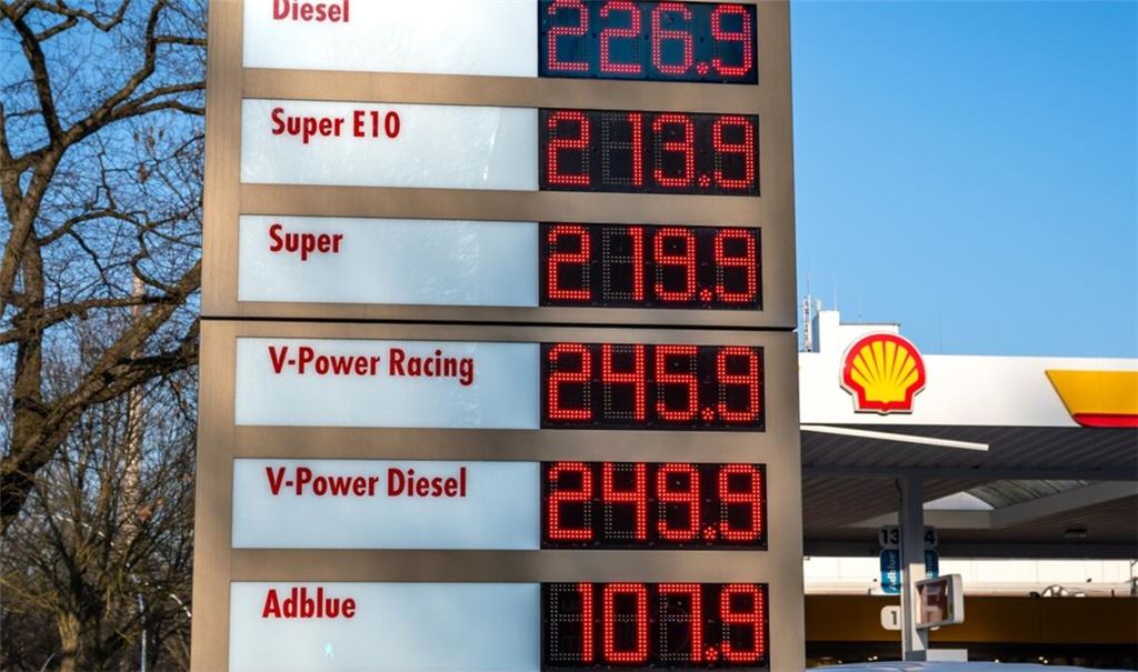 Warum Diesel aktuell teurer als Benzin ist, liegt an geopolitischen Spannungen, Heizöl-Nachfrage und CO2-Bepreisung. Erfahren Sie die Hintergründe.