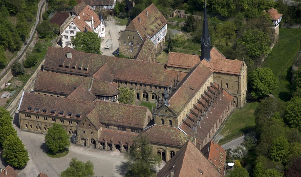 Warum das Maulbronner Welterbe als eines der am besten erhaltenen mittelalterlichen Klosterensembles nördlich der Alpen gilt, zeigt dieses Luftbild. Foto: SSG