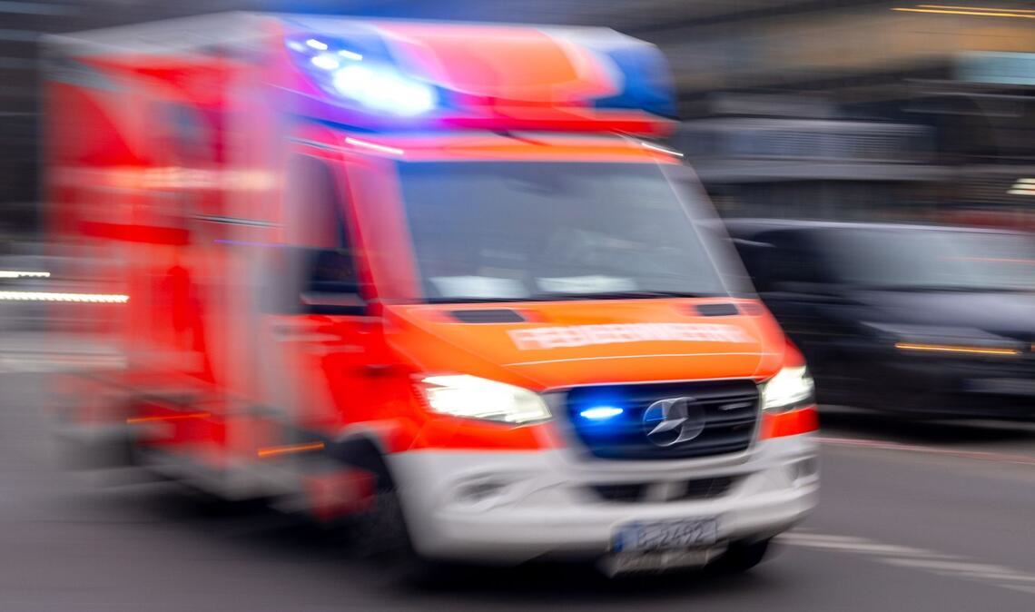 Warum der 42-Jährige, der an der Unfallstelle starb, auf die Gegenfahrbahn geraten war, war noch unklar. (Symbolbild)