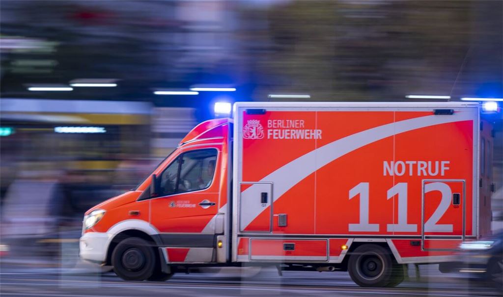 Warum der Autofahrer in den Gegenverkehr geriet, ist laut Polizei Gegenstand der Ermittlungen. (Symbolbild)