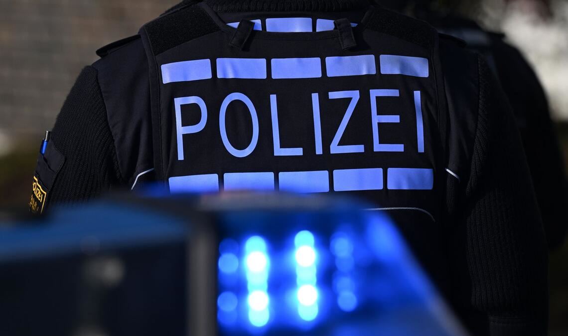 Warum der Lastwagenfahrer von der Fahrbahn abkam, ist bislang nicht bekannt. (Symbolbild)