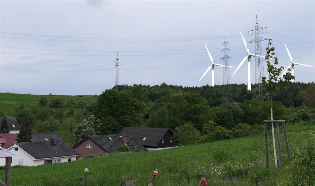 Was aktuell noch eine Fotomontage ist, könnte bald Realität sein: Windräder an der B294 auf Neulinger Gemarkung – ganz in der Nähe von Ölbronn. Foto: privat/Goertz