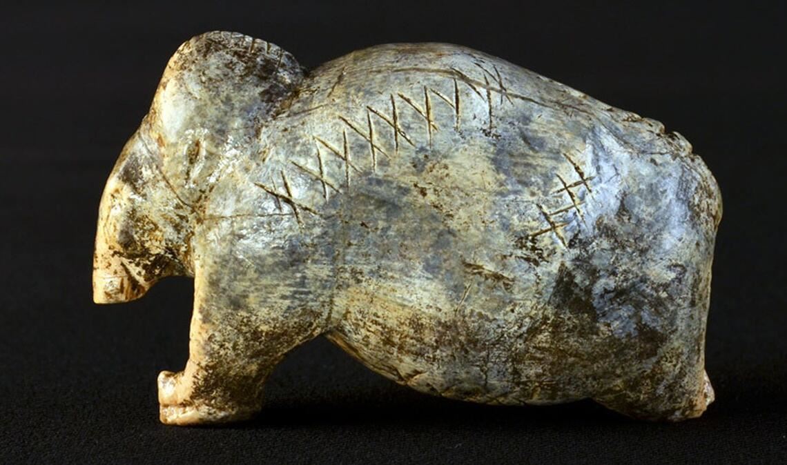 Was bedeuten diese Kreuzreihen auf der 40.000 Jahre alten Mammutfigur aus der schwäbischen Vogelherdhöhle?