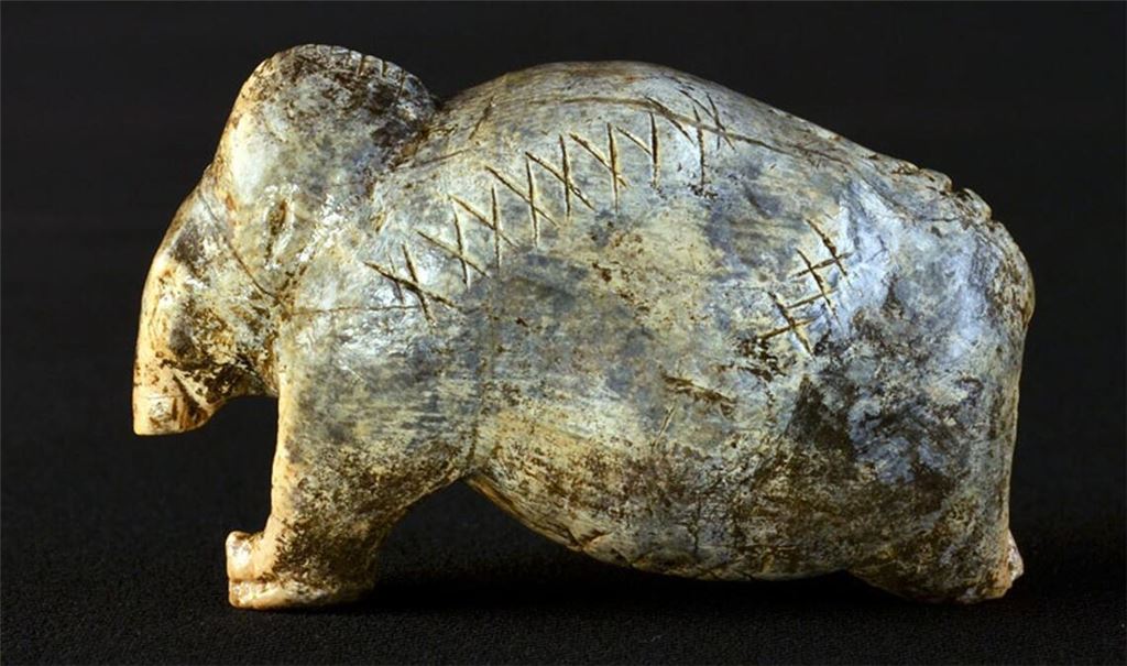 Was bedeuten diese Kreuzreihen auf der 40.000 Jahre alten Mammutfigur aus der schwäbischen Vogelherdhöhle?