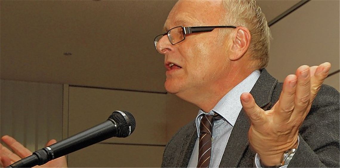 Was bleibt uns anderes übrig, scheint Landrat Karl Röckinger zu signalisieren. Um den neuen Kreishaushalt zu finanzieren, soll die Umlage für die 28 Städte und Gemeinden kräftig steigen.