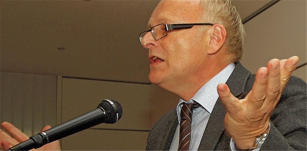 Was bleibt uns anderes übrig, scheint Landrat Karl Röckinger zu signalisieren. Um den neuen Kreishaushalt zu finanzieren, soll die Umlage für die 28 Städte und Gemeinden kräftig steigen.