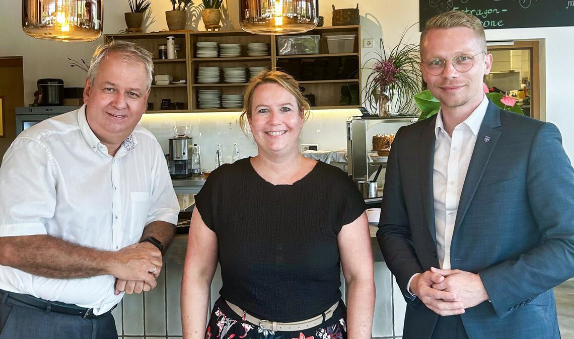 Kandidat fordert Investitionen ins „EssEnz“ Was braucht das Enzgärten-Restaurant „EssEnz Inklusiv“? Paul Renner (re.) mit Norbert Bogner und Maren Bieberich vom Betreiber „Miteinanderleben“. Foto: privat