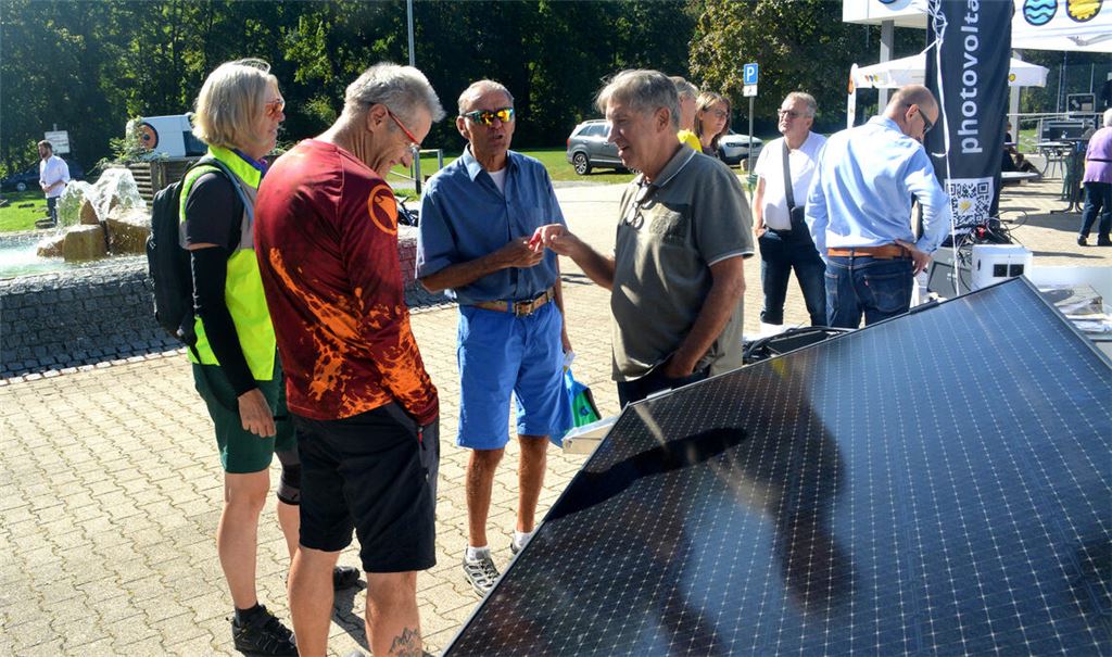 Was braucht es, um eine PV-Anlage am Balkon zu installieren? Die vielen Besucherinnen und Besucher bekommen Anregungen in Hülle und Fülle. Fotos: Stahlfeld