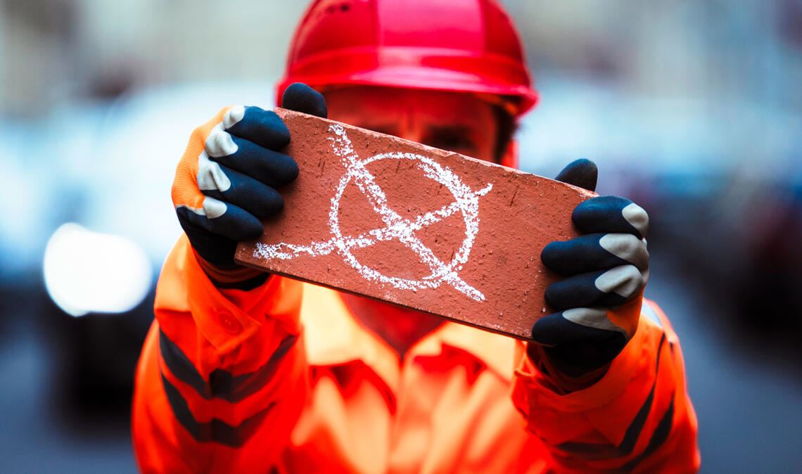 Was das Wahlkreuz mit dem Mauerstein zu tun hat? Bei der Bundestagswahl gehe es auch darum, wie viele Wohnungen künftig gebaut würden, sagt die IG BAU und fordert von der neuen Bundesregierung ein Neubau-Konjunkturprogramm. Foto: IG BAU/Florian Göricke