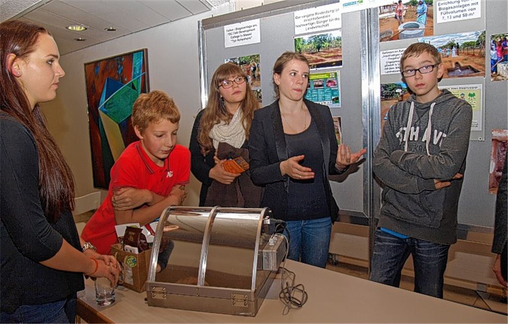Was die Zwölfklässler des Hilda-Gymnasiums für ein Gerät ausgetüftelt haben, interessiert auch die jüngeren Schüler der Heynlinschule. Foto: Filitz