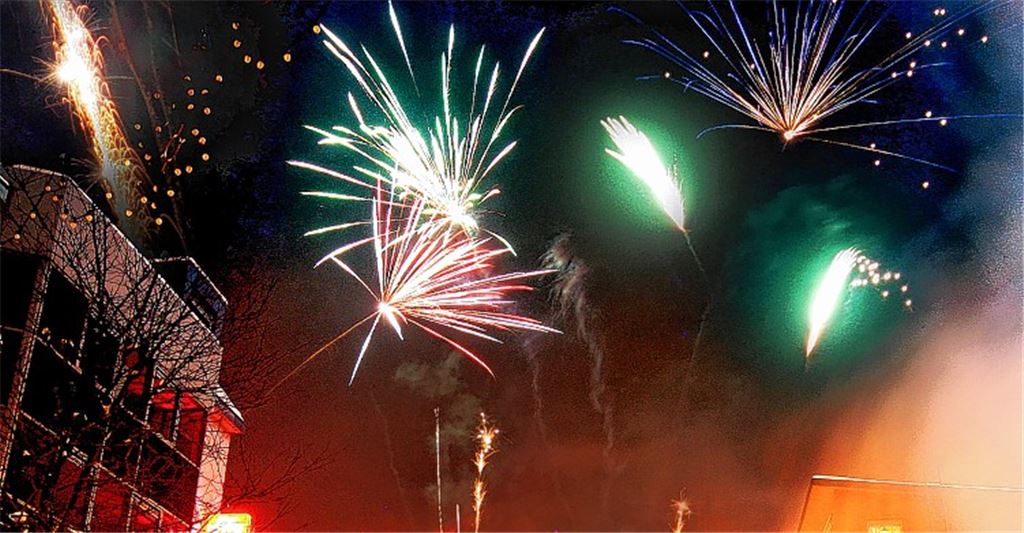 Was die einen erfreut, bedeutet für andere „bezahlten Krach“: Den lärmgeplagten Nachbarn von Festgesellschaften würde ein Feuerwerk in der Silvesternacht vollauf reichen.Archivfoto: Kollros