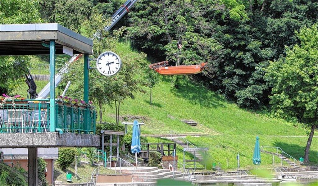 Mähboot entert das Naturfreibad
