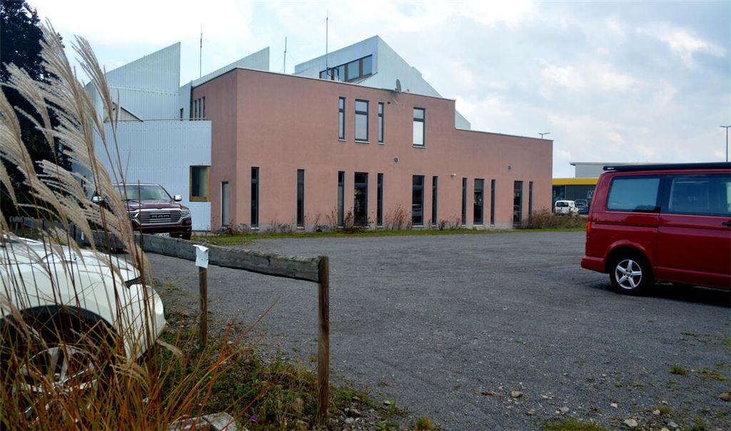 Was früher als Feuerwehrhaus und Fitnessstudio, soll künftig als Wohnhaus mit Gewerbeeinheiten dienen. Foto: Archiv