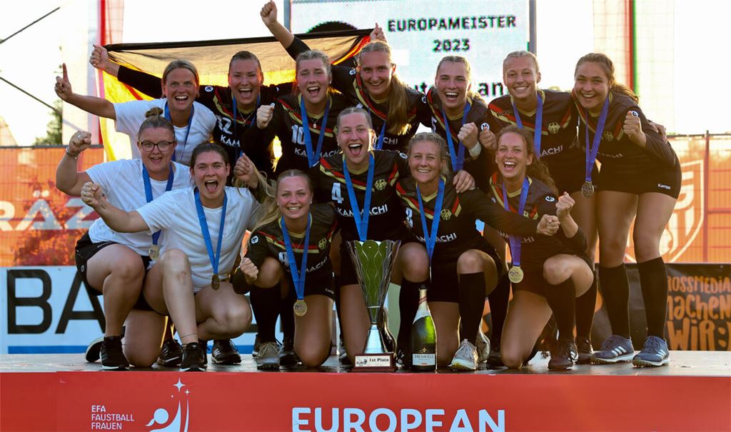 Was für ein Jubel: Das neu formierte Team feiert ohne Henriette Schell den nächsten Titel. Foto: faustball.de/Spille