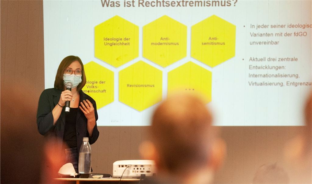 Was ist Rechtsextremismus? Eine Referentin vom Landesamt für Verfassungsschutz beleuchtet das Thema am THG. Foto: Fotomoment