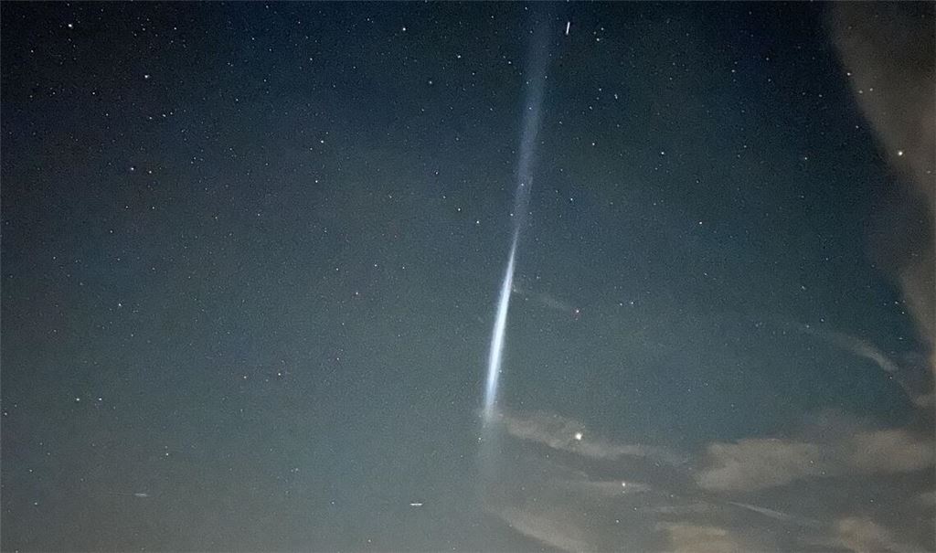 Was ist denn das? - Treibstofftropfen einer Rakete hinterlassen Lichtstreifen (Foto-Handout)
