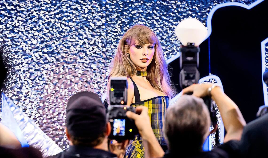 Was ist echt? Was ist Inszenierung? Fragen, die sich beim Phänomen Taylor Swift unweigerlich stellen: die Popsängerin bei den Video Music Awards 2024.