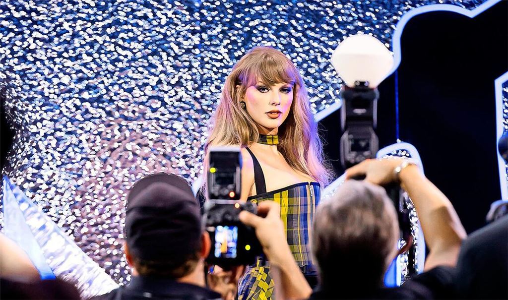 Was ist echt? Was ist Inszenierung? Fragen, die sich beim Phänomen Taylor Swift unweigerlich stellen: die Popsängerin bei den Video Music Awards 2024.