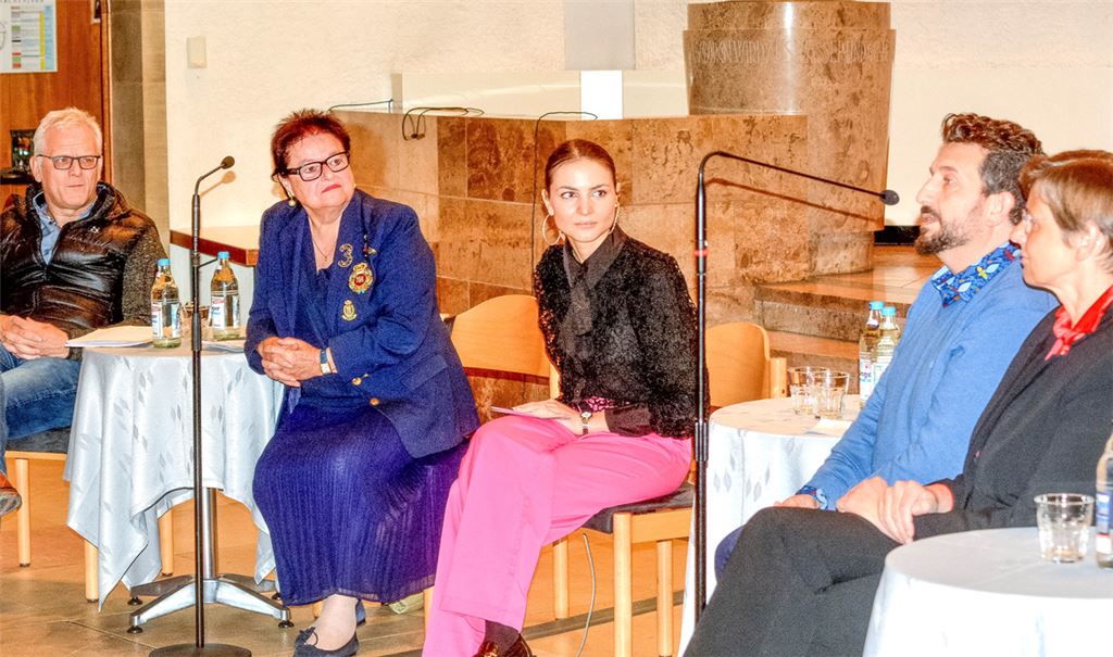 Was ist gelebte Solidarität? Darüber diskutieren in einer Podiumsrunde Ulrich Eith, Elsbeth Rommel, Tina Hauswald, Hasan Özer und Daria Kraft (v.li.). Fotos: Stahlfeld